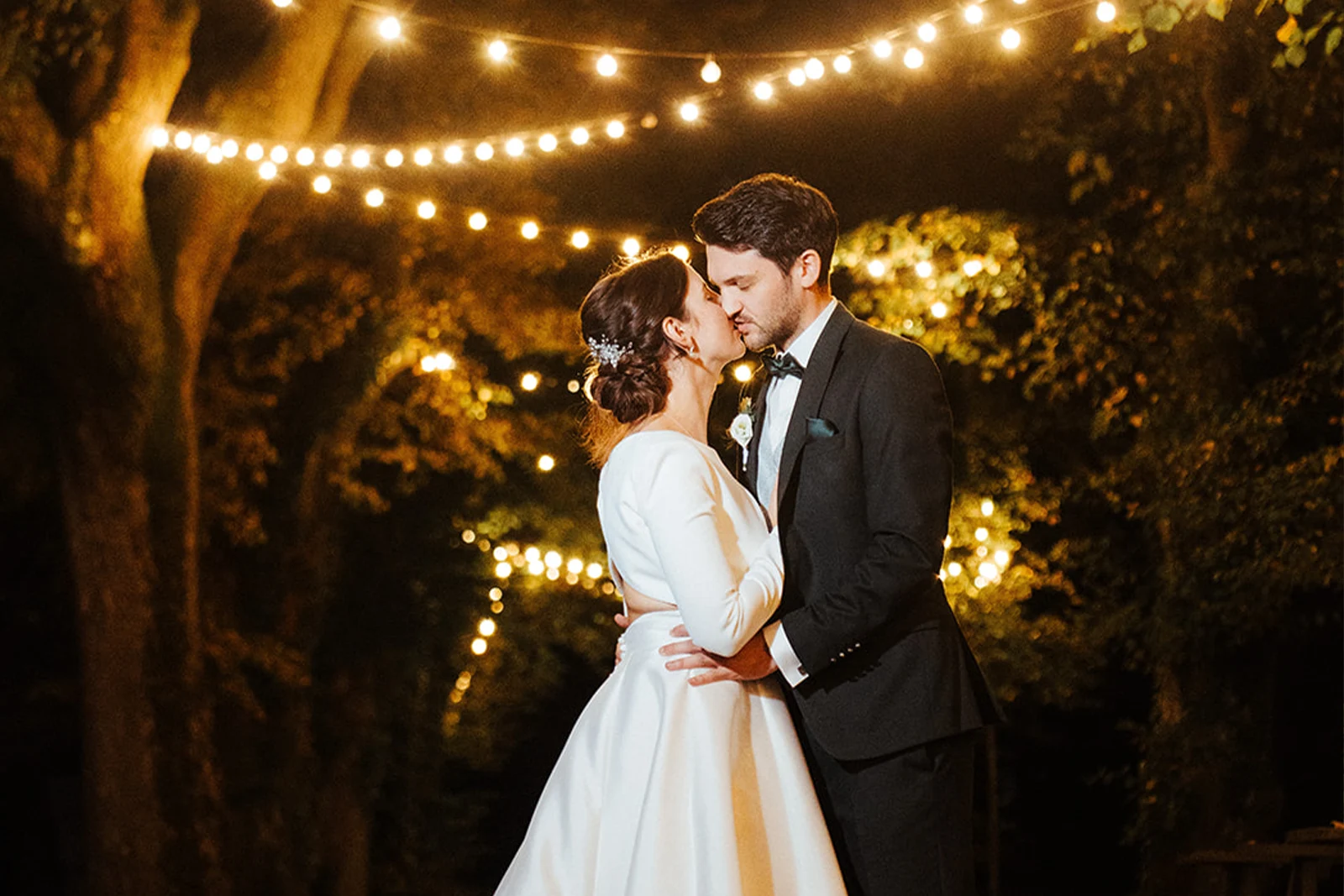 Hochzeit auf Schloss Beuggen bei Rheinfelden. Die standesamtliche Trauung im Bagnatosaal. Am Abend Paarshooting im Park unter den Lichterketten.